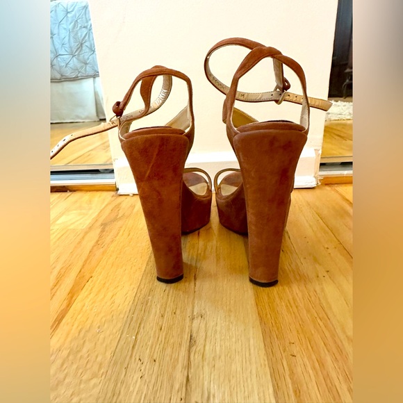 Gorgeous Hardly Worn Platform Wedge Strap Sandal - Picture 5 of 7